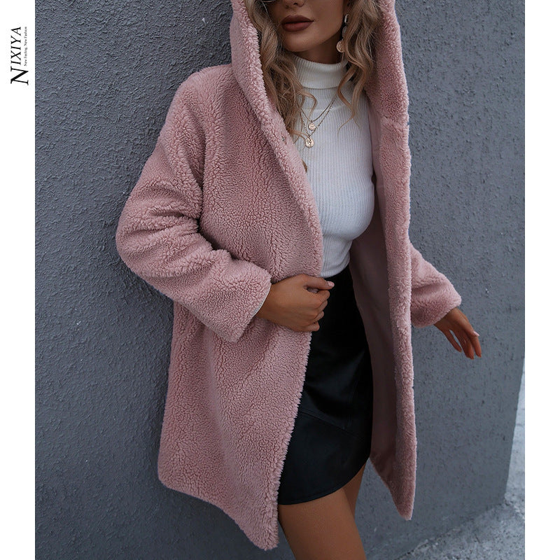 Manteau mi-long à capuche pour femme en agneau