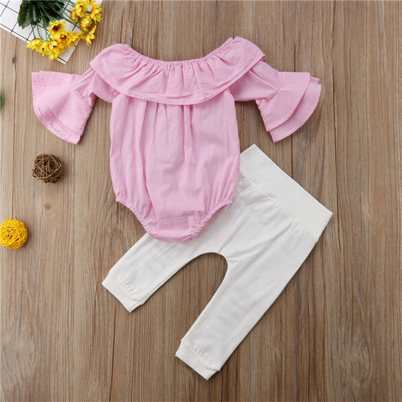 Costume deux pièces à rayures, manches évasées, pantalon déchiré