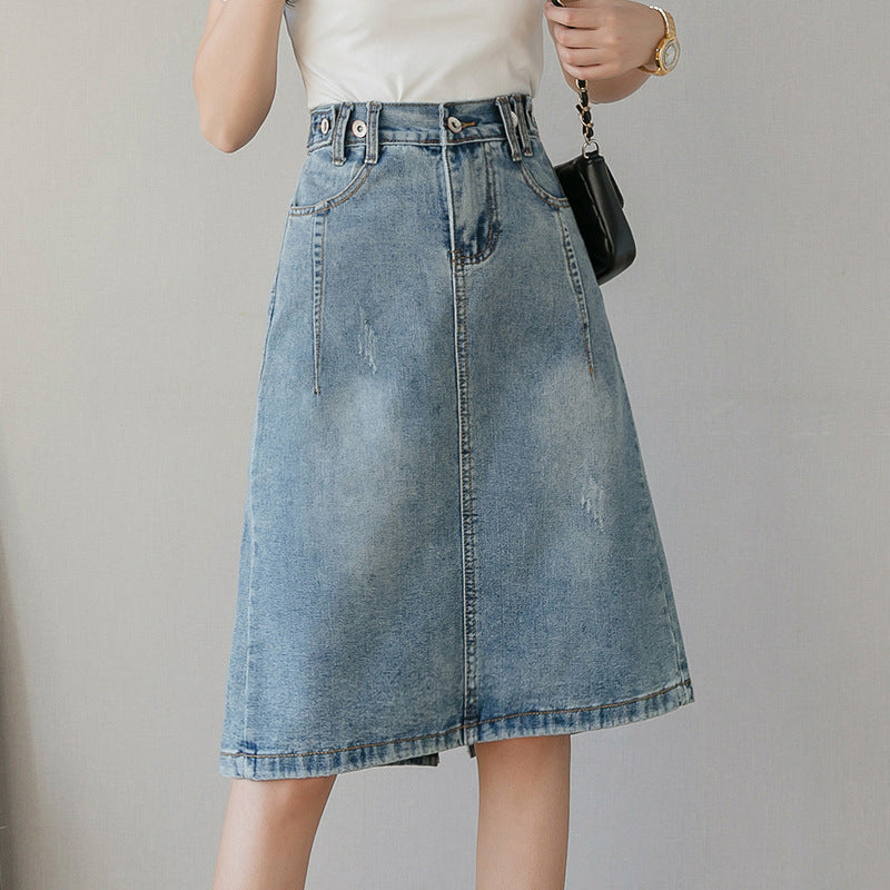 Jupe en jean mi-longue au design estival