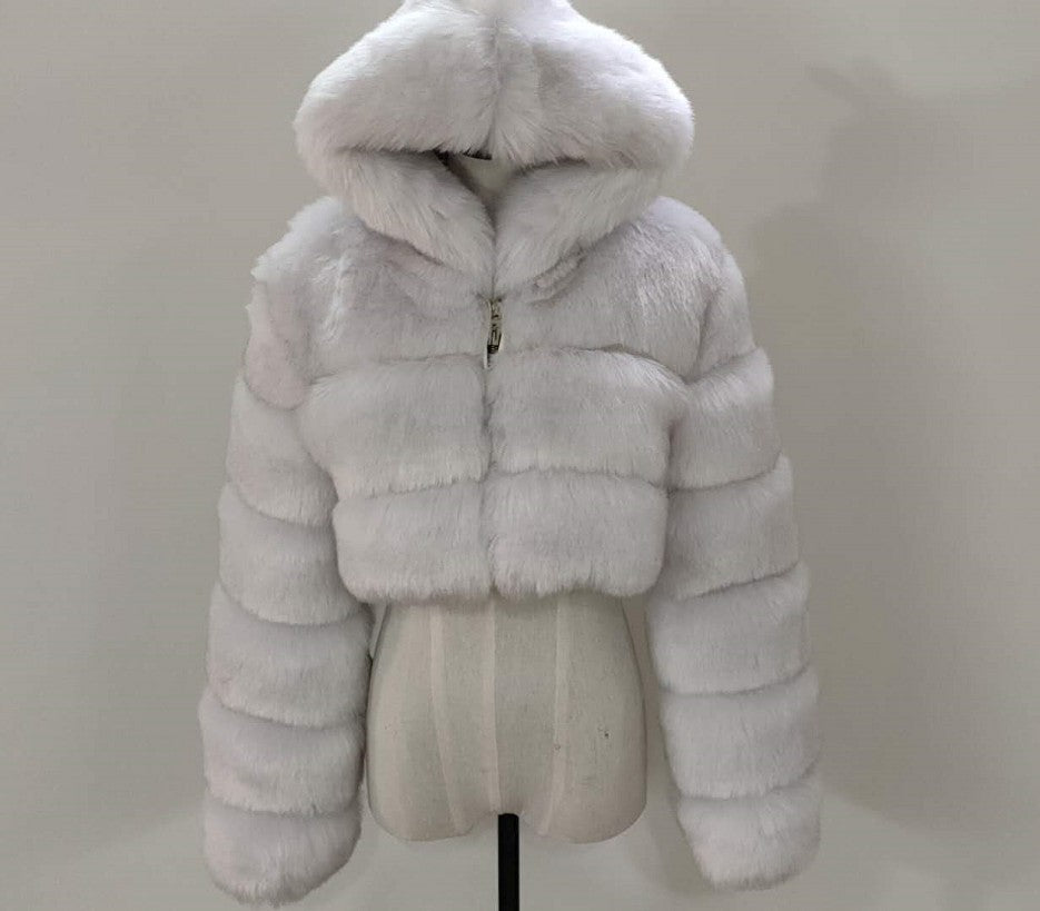 Manteau court à capuche en fausse fourrure à manches longues