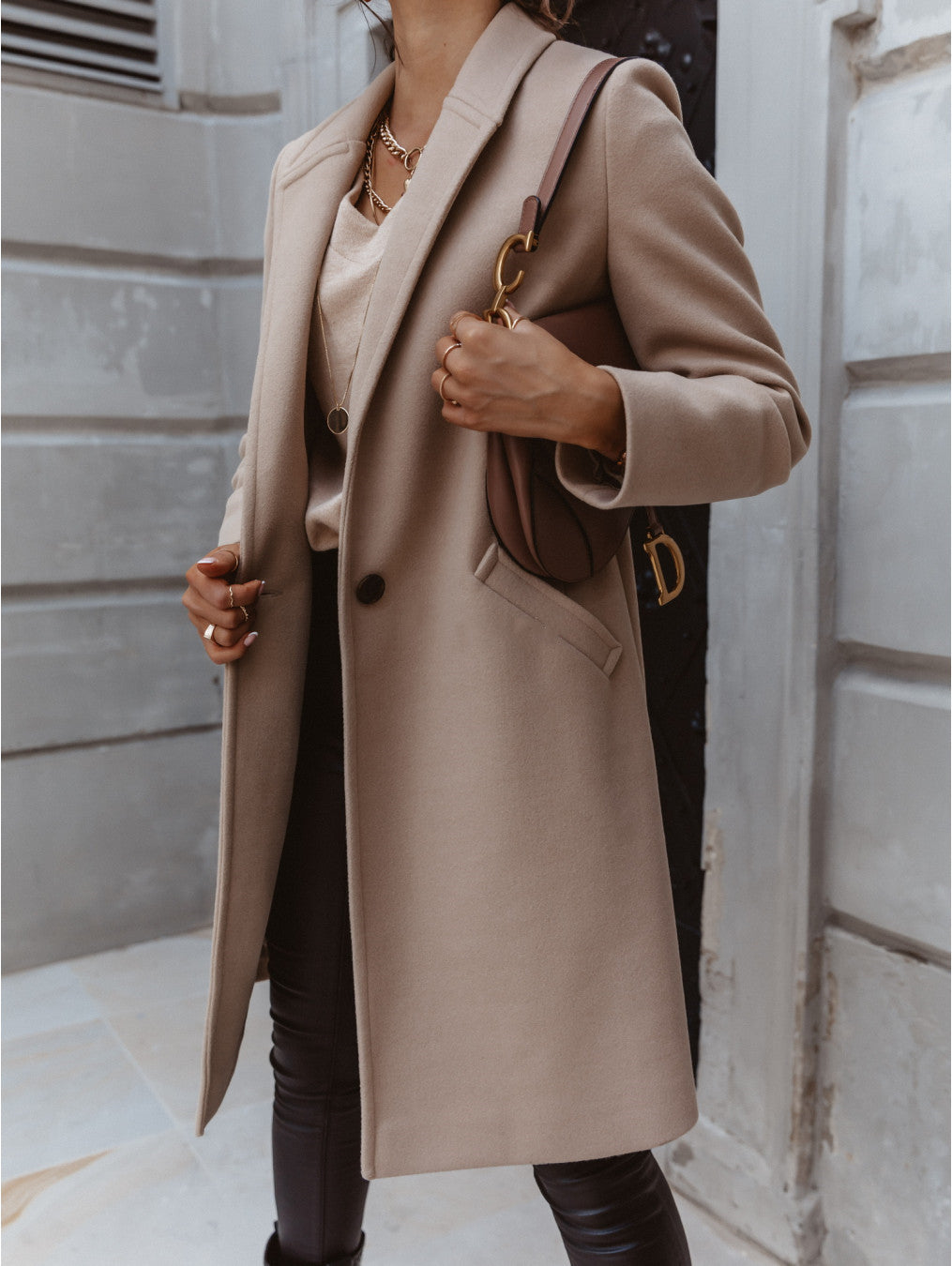 Manteau en laine mi-long à boutons et revers de couleur unie