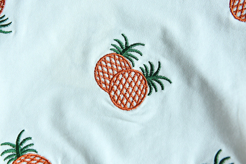 Ensemble pull brodé et jupe à carreaux