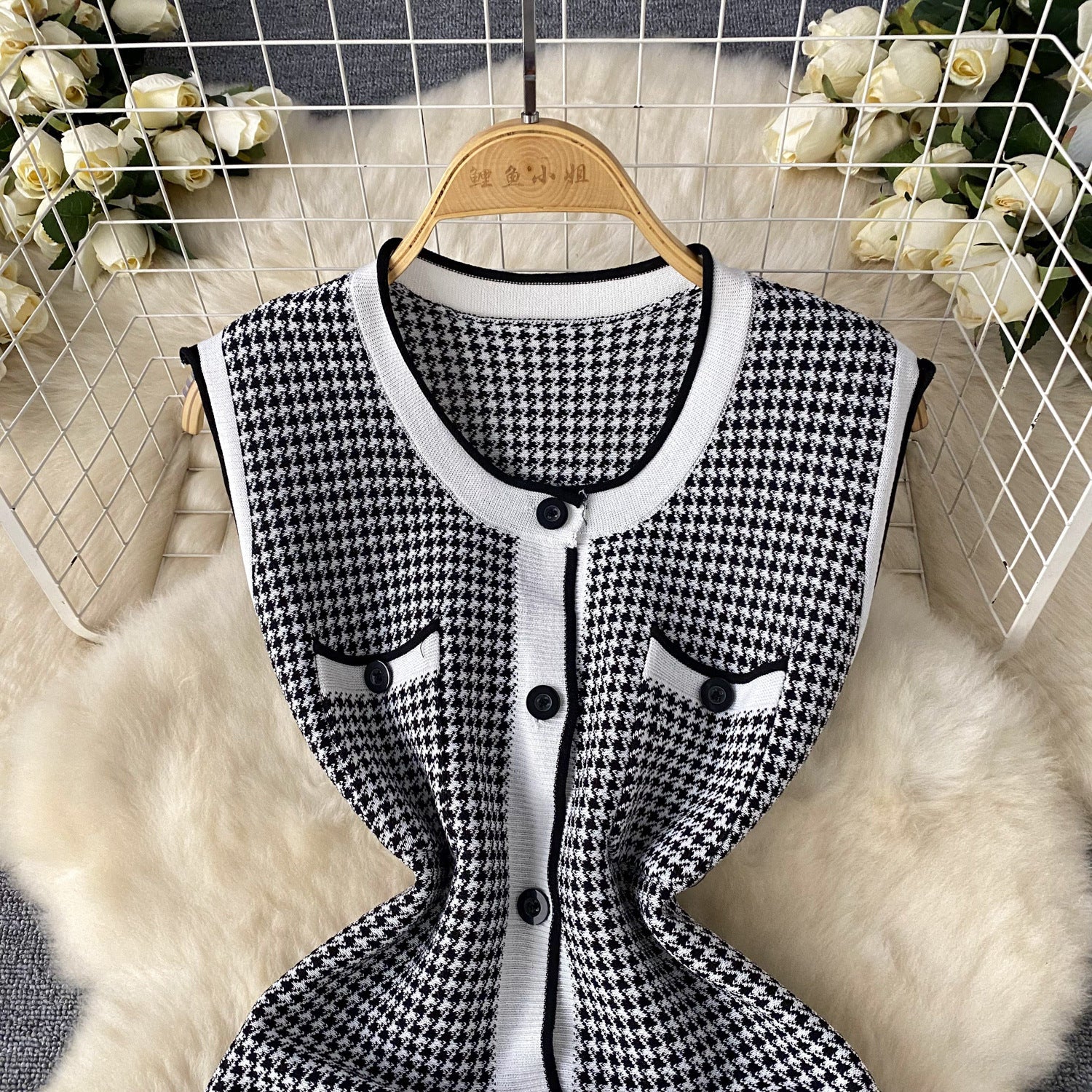 Light Luxury Gold Style Sleeveless Plaid Knitted Dress
