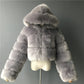 Manteau court à capuche en fausse fourrure à manches longues