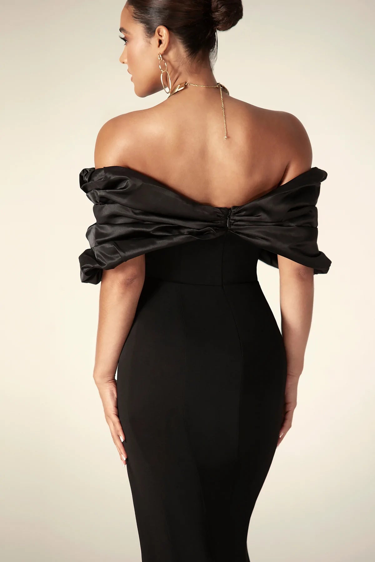 Robe fendue à volants et épaules dénudées pour femme
