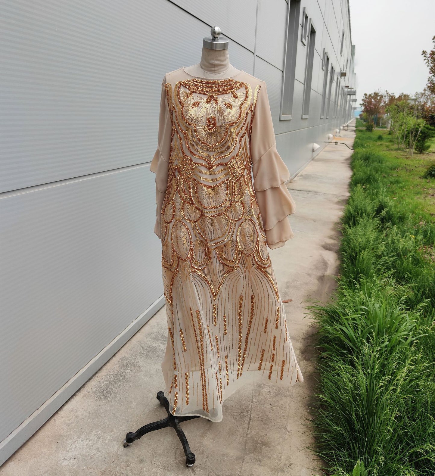 Robe brodée de paillettes dorée multicouches à manches volantées