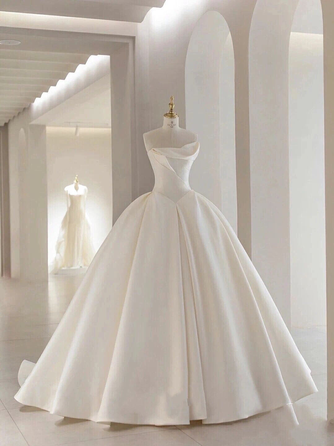 Robe de mariée Light Master vintage en satin avec haut tube
