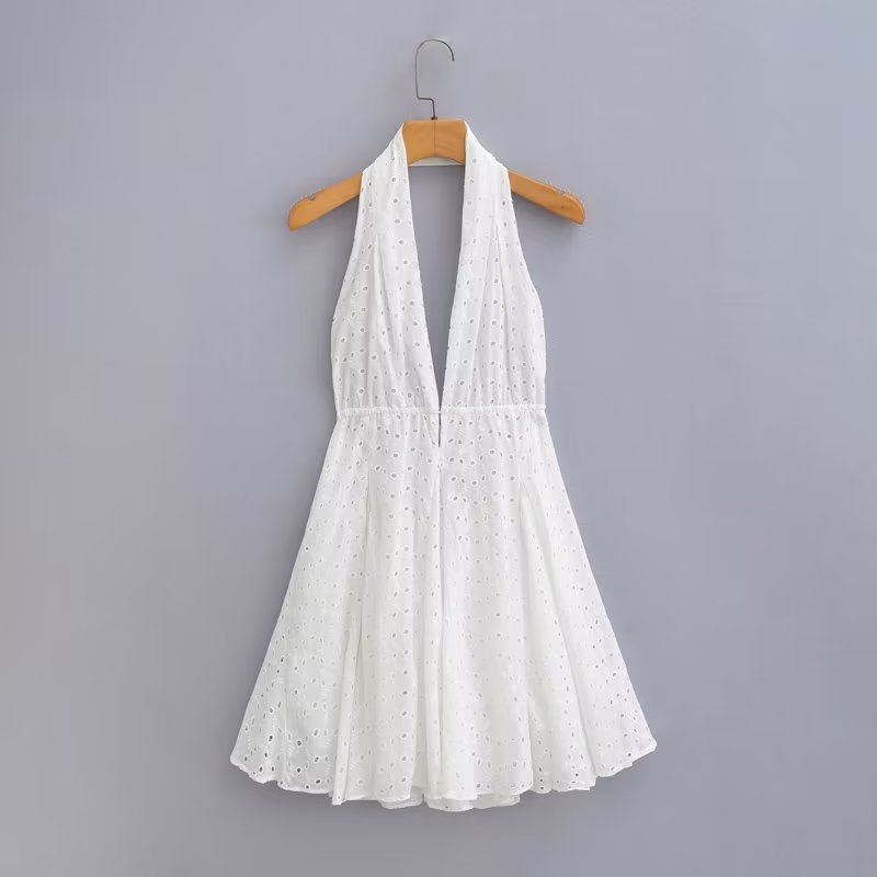 Robe à col suspendu brodé creux, jupe dos nu