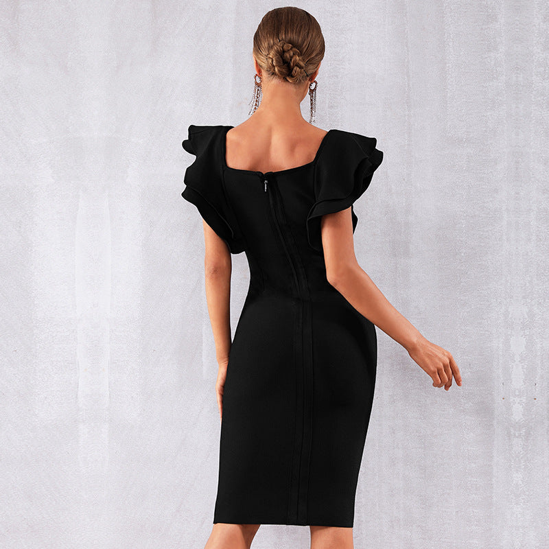 Robe moulante à volants et manches papillon 