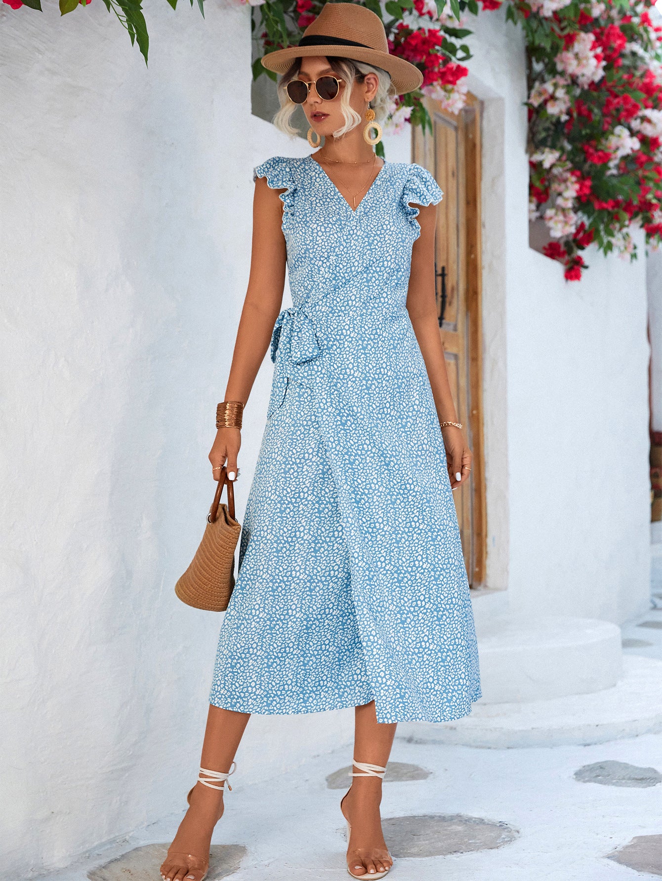 Robe fendue à lacets et manches évasées à volants