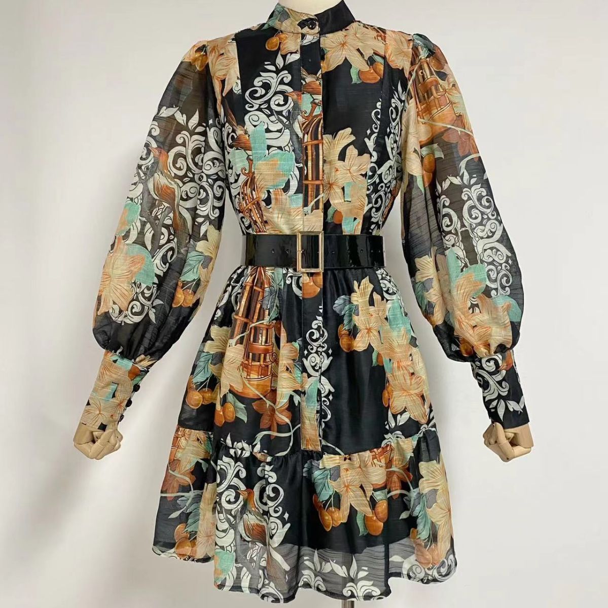 Robe à manches bouffantes et col montant, style vintage australien