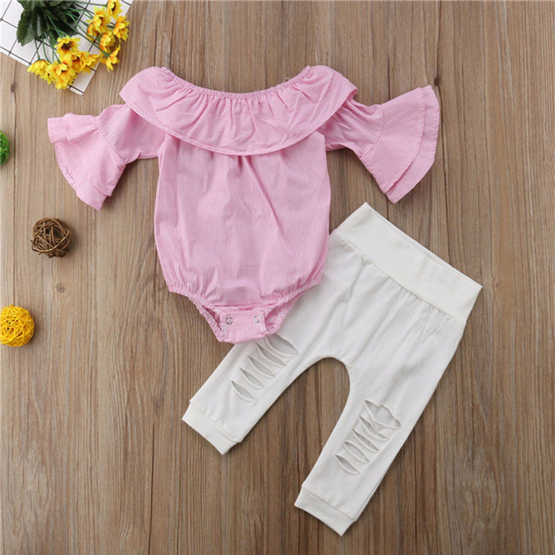 Costume deux pièces à rayures, manches évasées, pantalon déchiré