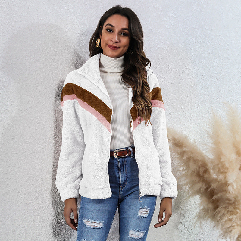Veste en peluche à col haut, coutures, poches rayées et fermeture éclair