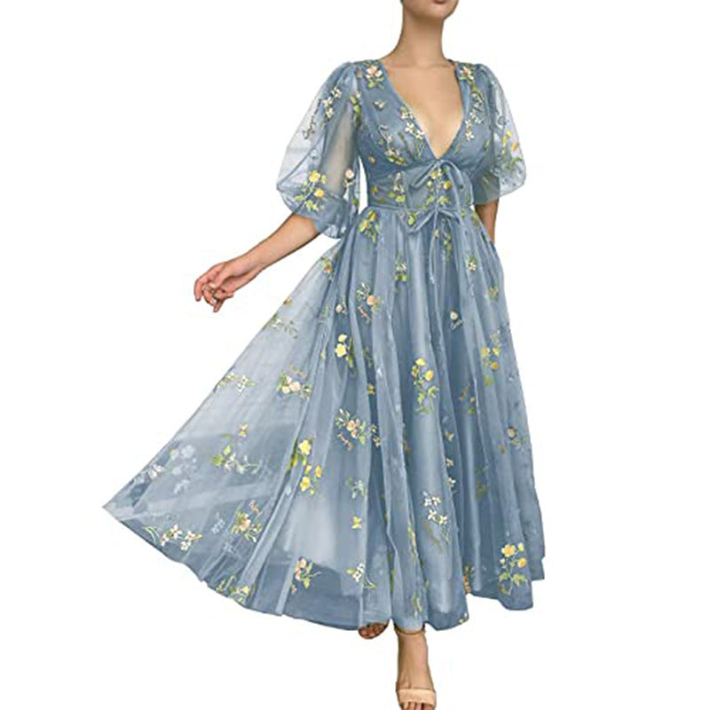 Robe mi-longue brodée en dentelle de fête