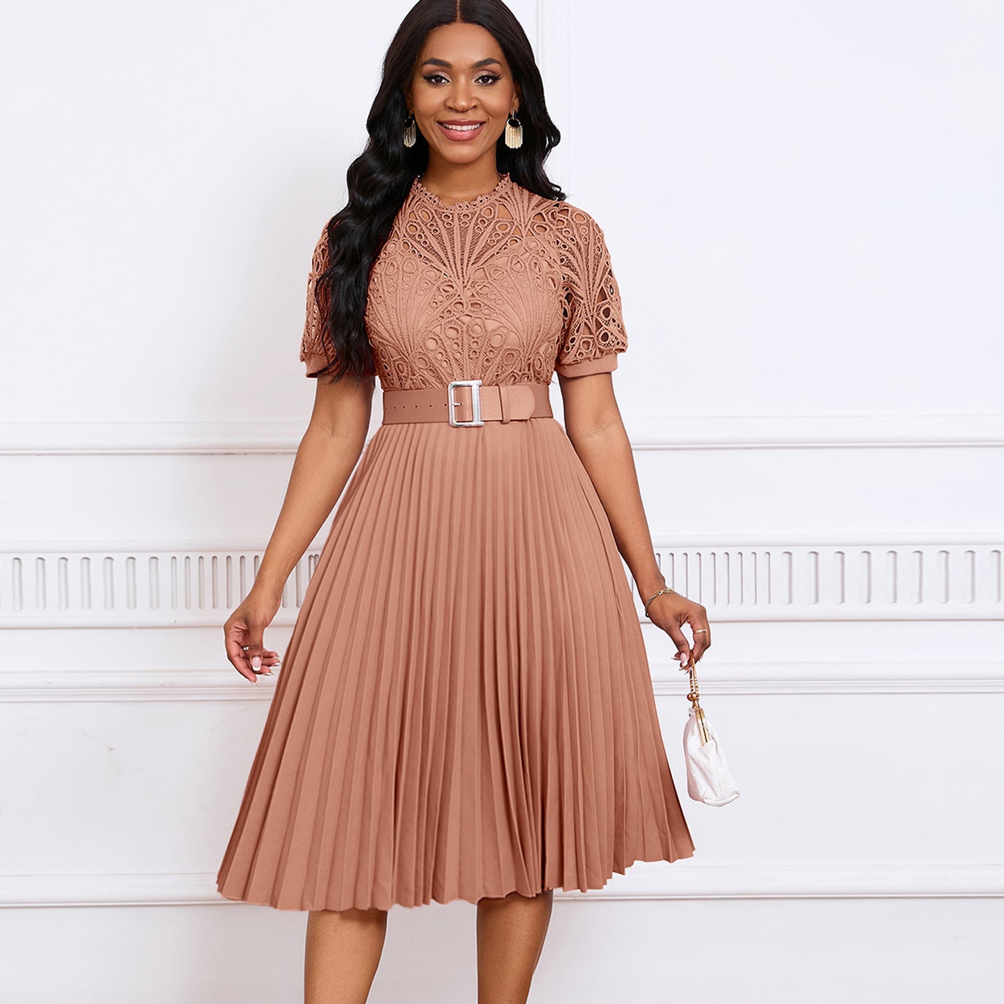 Robe plissée à manches courtes et coutures en dentelle pour femme