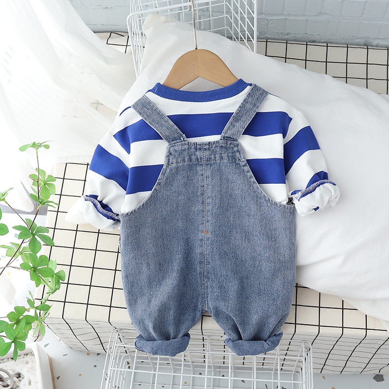 Ensemble deux pièces t-shirt et jean à bretelles pour enfant