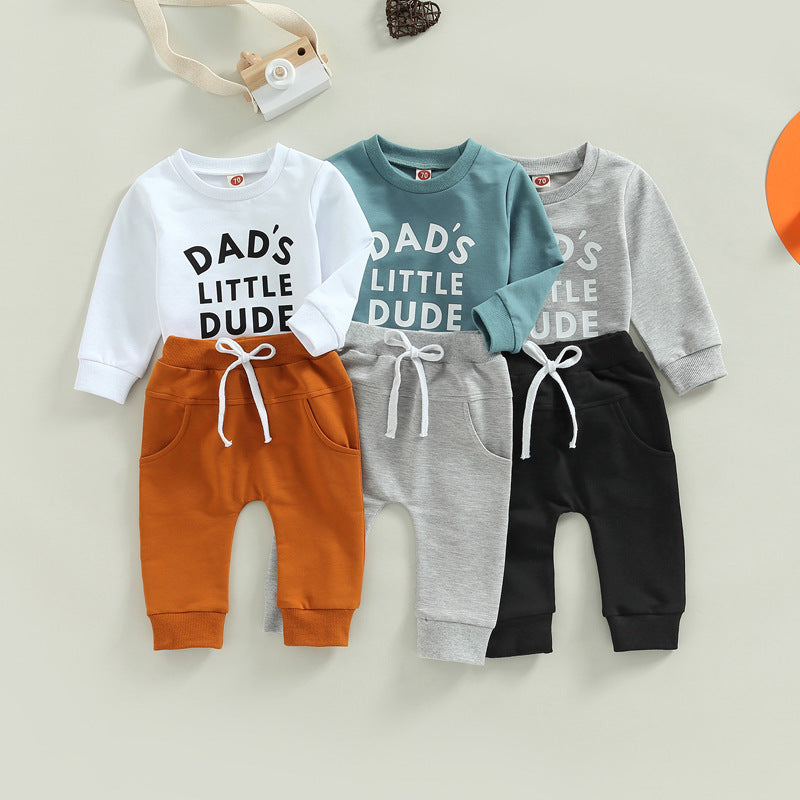 Costume pour bébé avec lettres imprimées