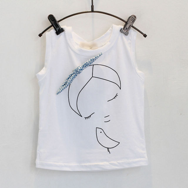 T-shirt à nœud + jupe à carreaux