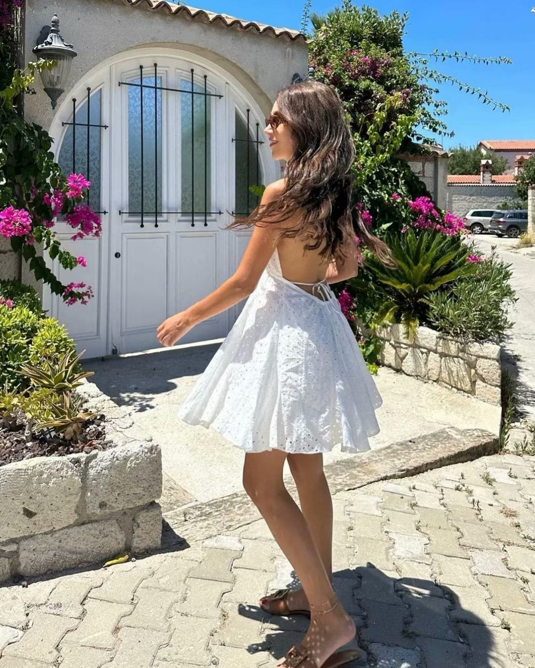 Robe à col suspendu brodé creux, jupe dos nu