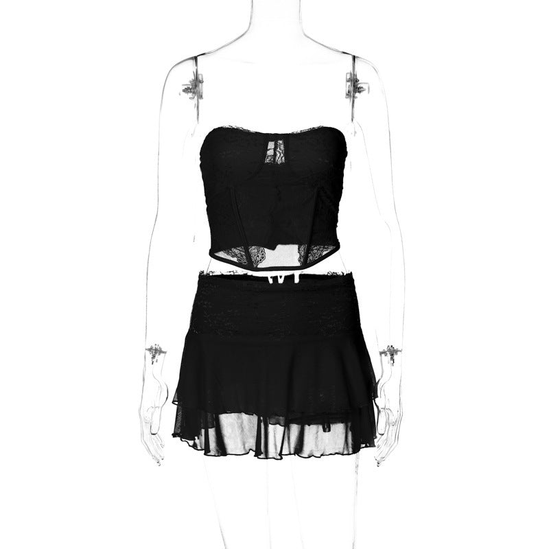 Tenue sexy en dentelle avec jupe portefeuille transparente sur la poitrine