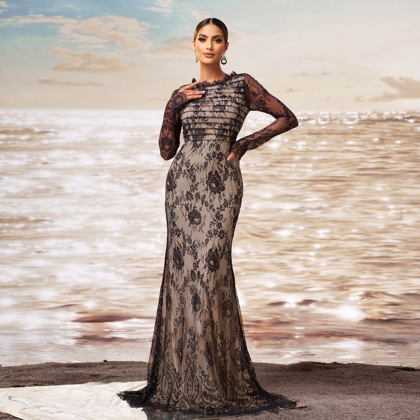 Robe de soirée fourreau en gaze à manches longues et col rond