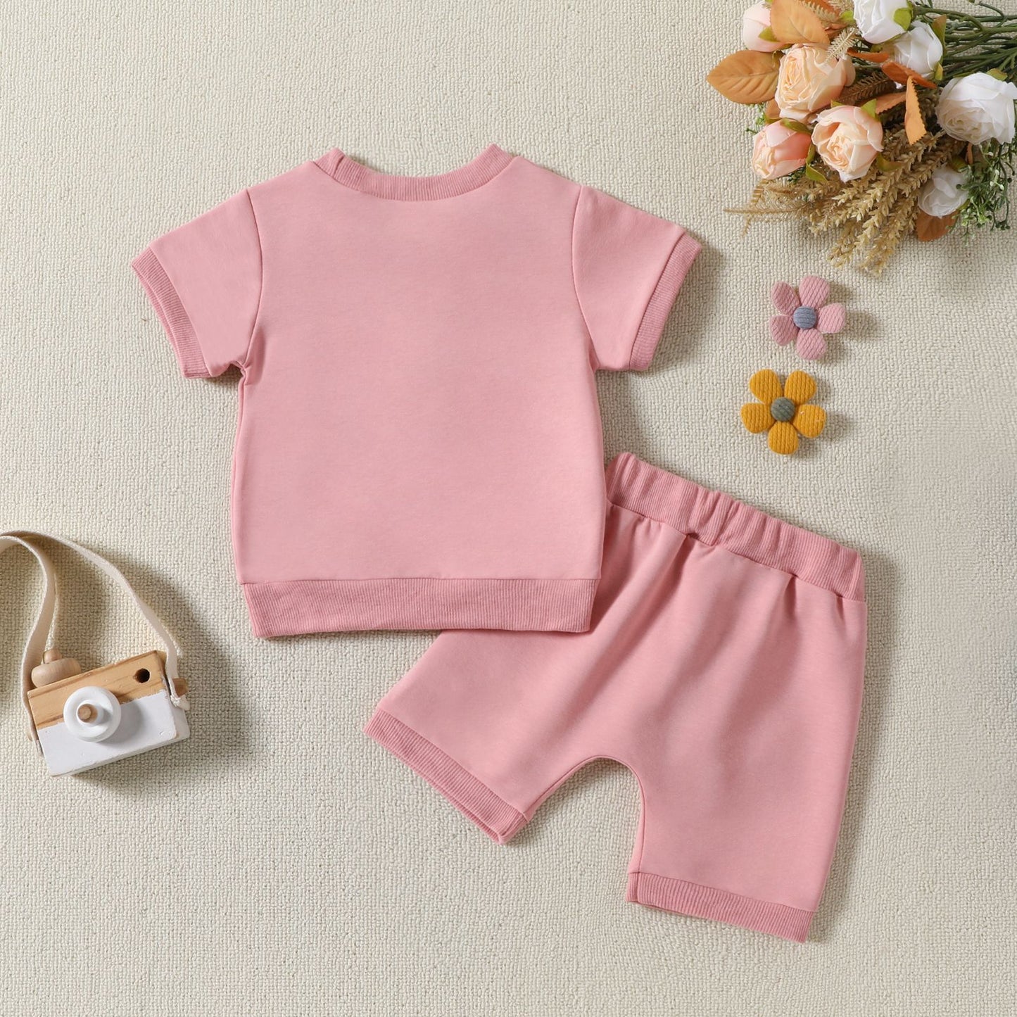 Ensemble deux pièces d'été avec haut imprimé à manches courtes et short de couleur unie