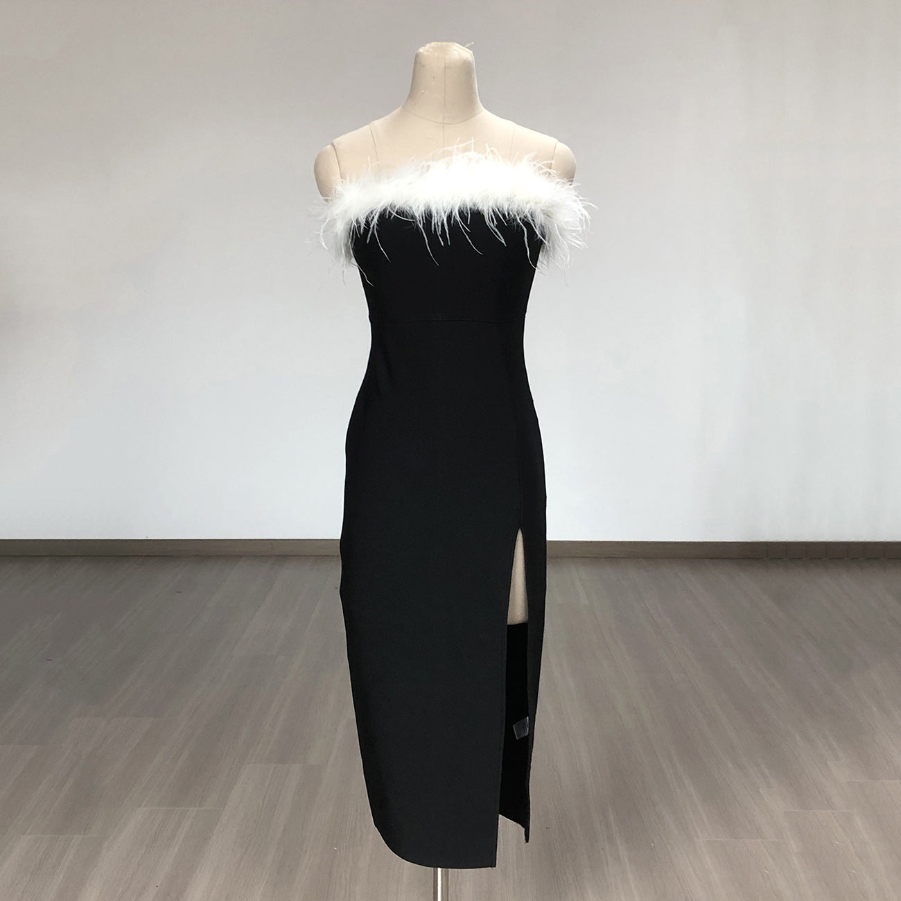 Robe une pièce européenne et américaine à épaules dénudées et à bandes de couleur contrastée en poils d'autruche
