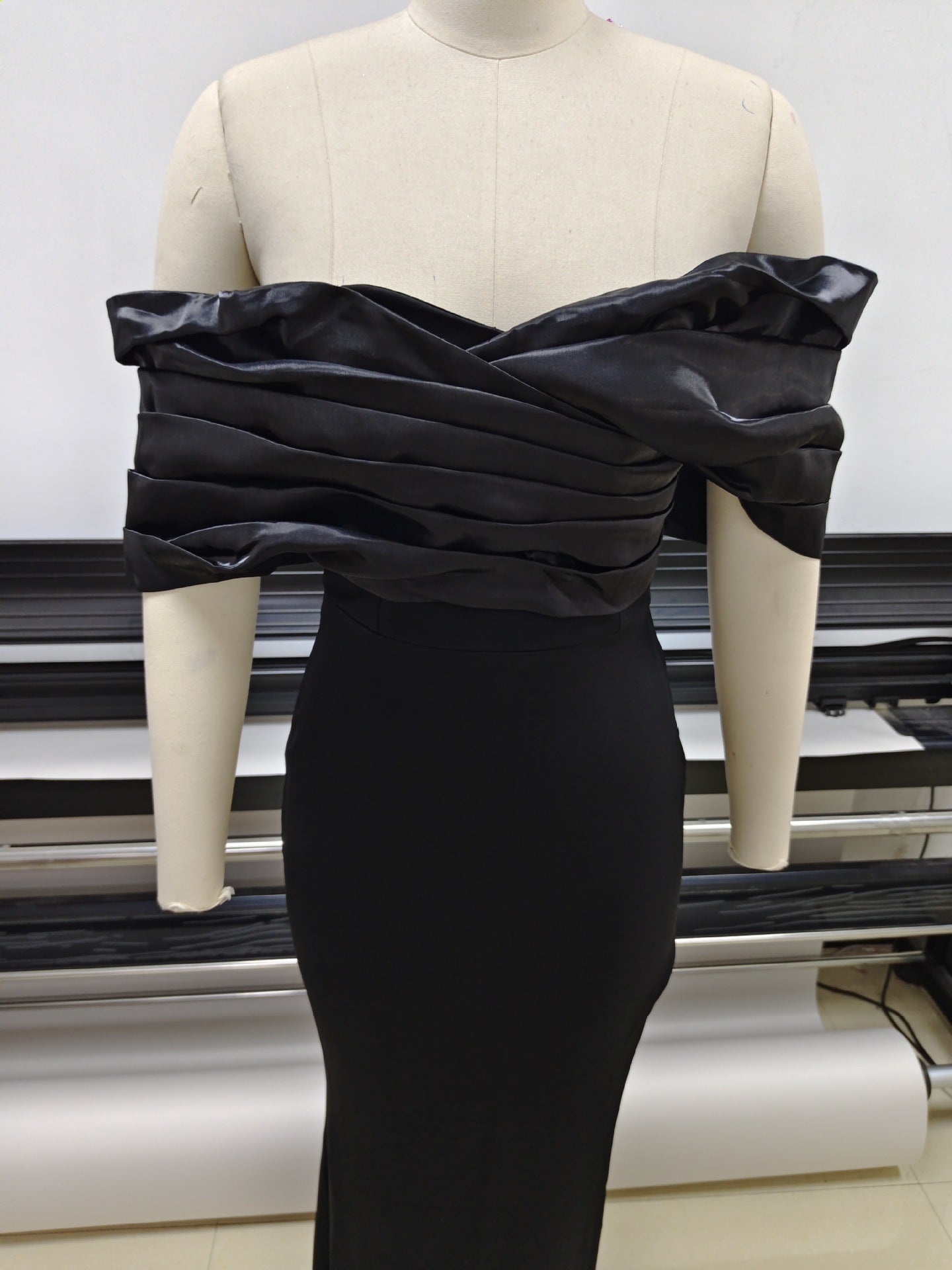 Robe fendue à volants et épaules dénudées pour femme
