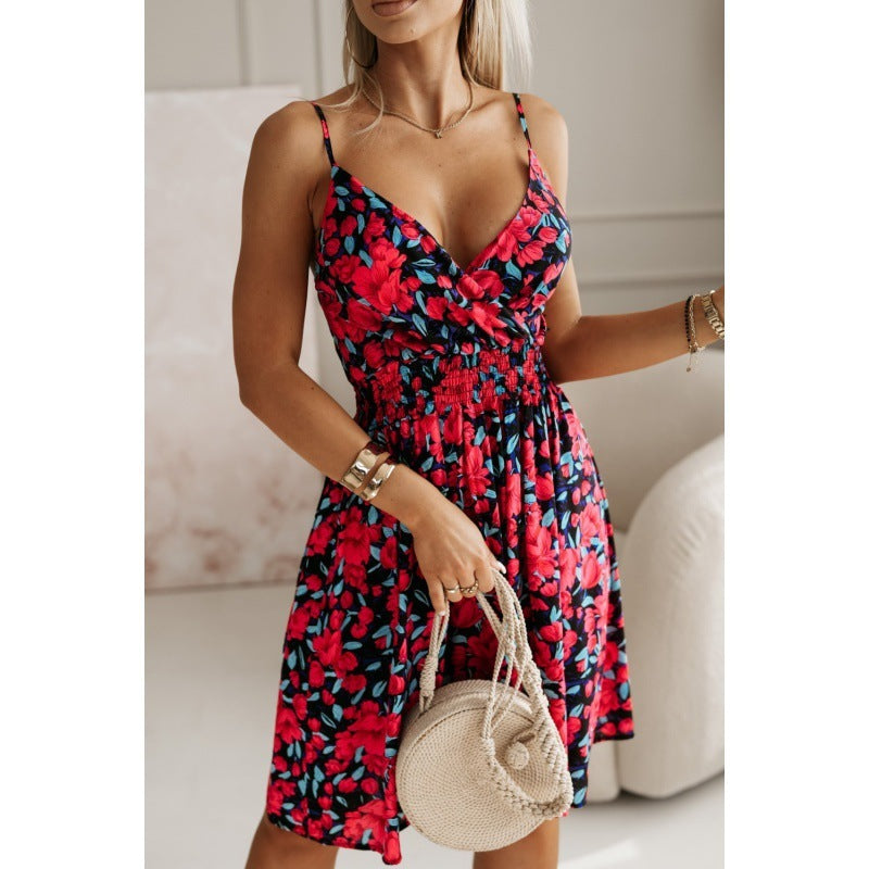 Robe d'été courte plissée à col en V et bretelles à imprimé floral pour femme
