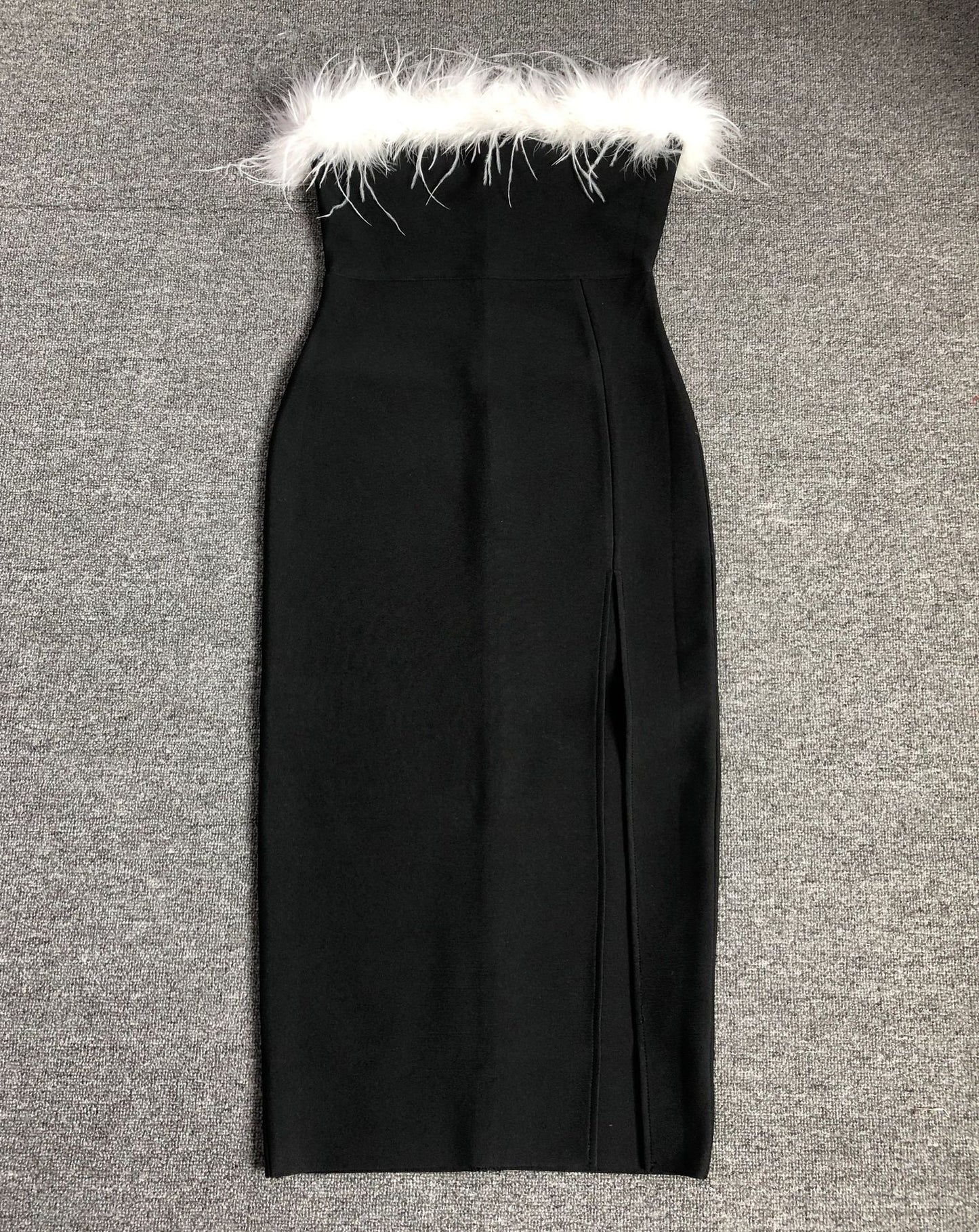 Robe une pièce européenne et américaine à épaules dénudées et à bandes de couleur contrastée en poils d'autruche