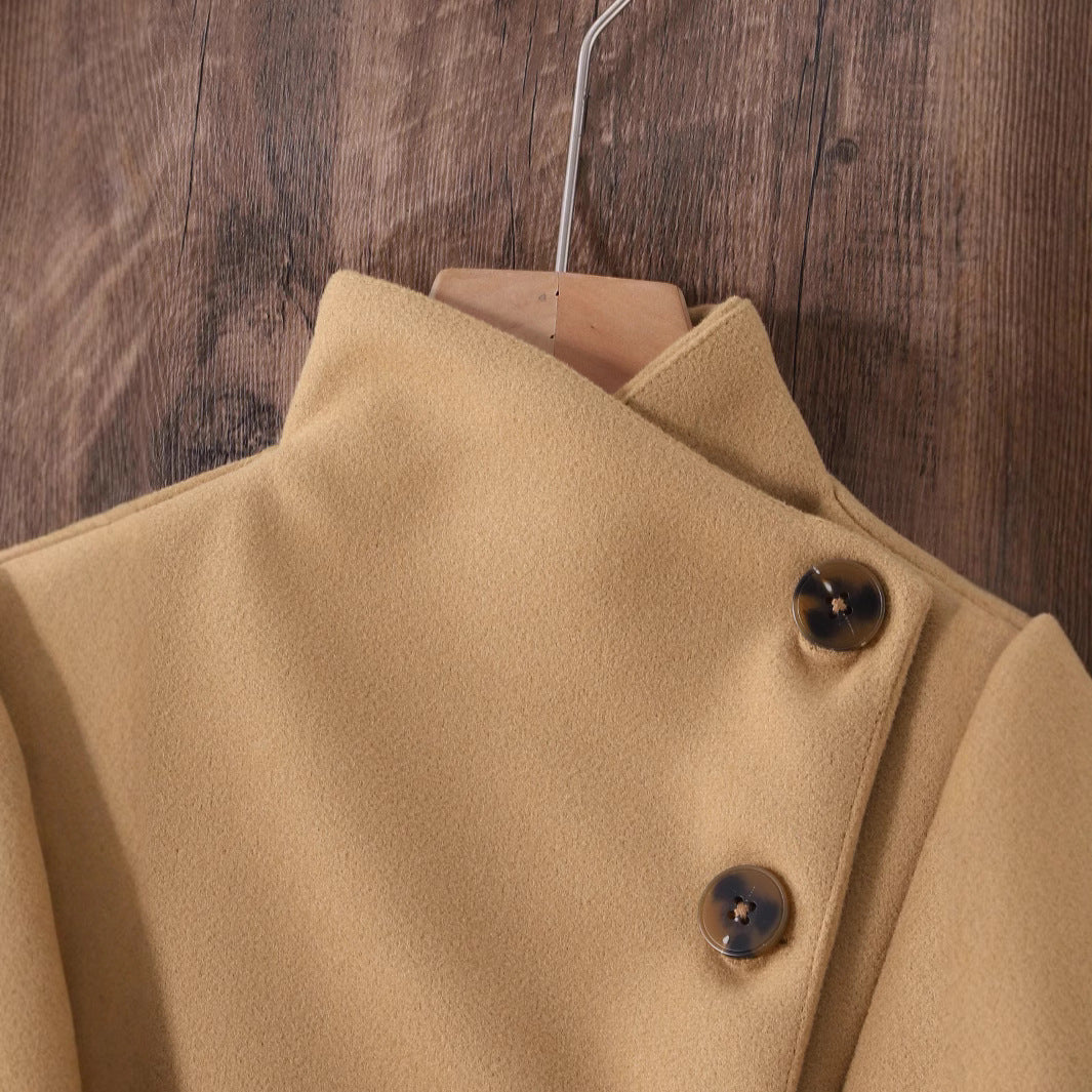 Veste tricotée à lacets et nœud à revers pour femme