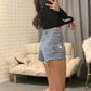 Short brut à jambes larges et chaîne en jean taille haute