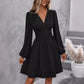 Robe à col diagonal, manches lanternes, taille plissée