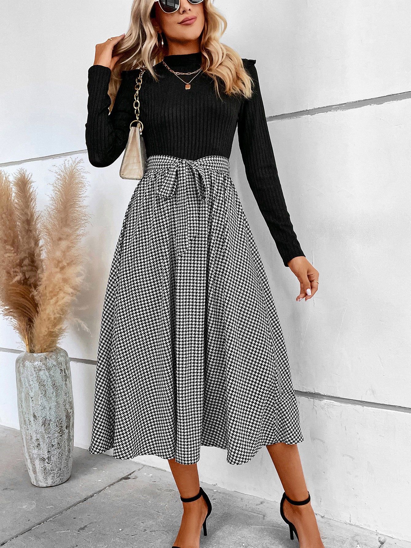 Robe amincissante taille haute à manches longues et col haut
