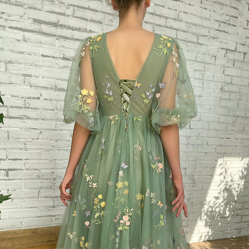 Robe mi-longue brodée en dentelle de fête