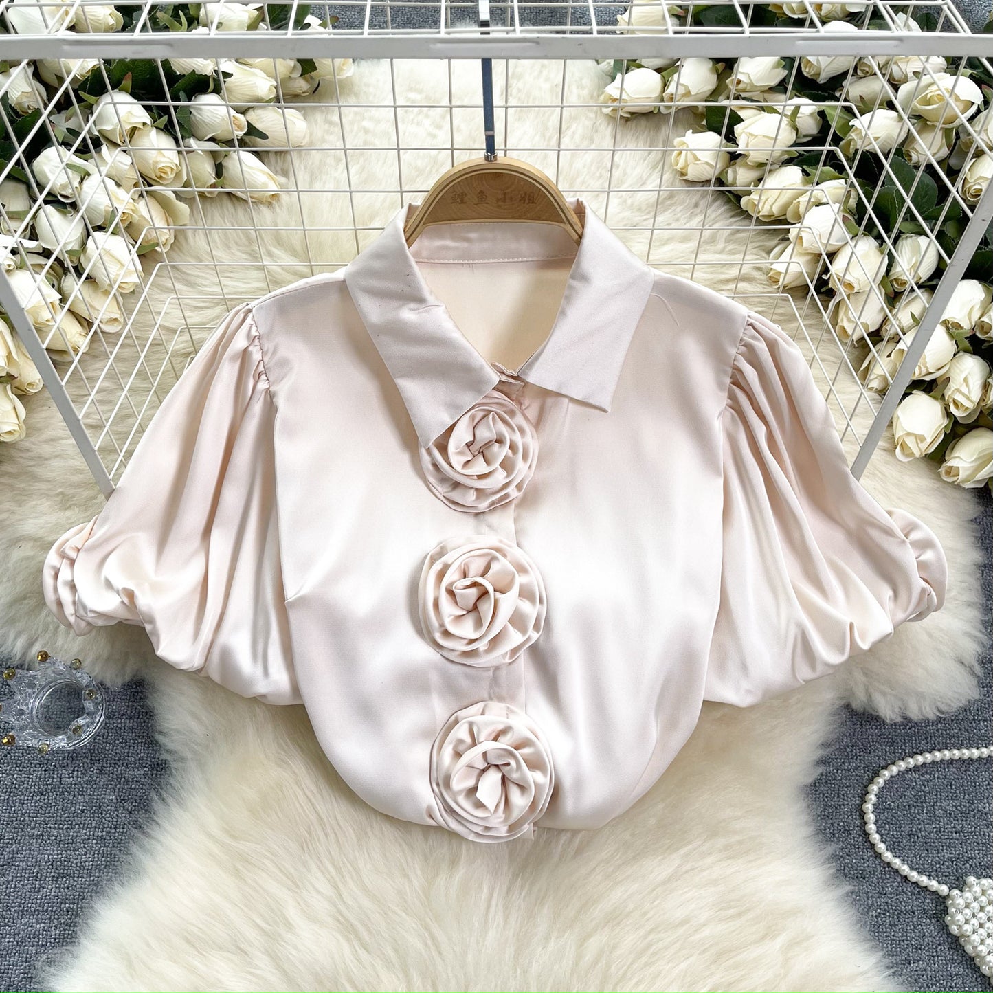 Haut en satin français à manches bouffantes et fleurs tridimensionnelles