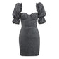 Robe plissée à col carré et manches bouffantes