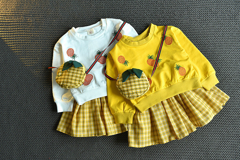 Ensemble pull brodé et jupe à carreaux