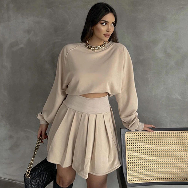 Ensemble deux pièces avec pull à manches longues et jupe plissée