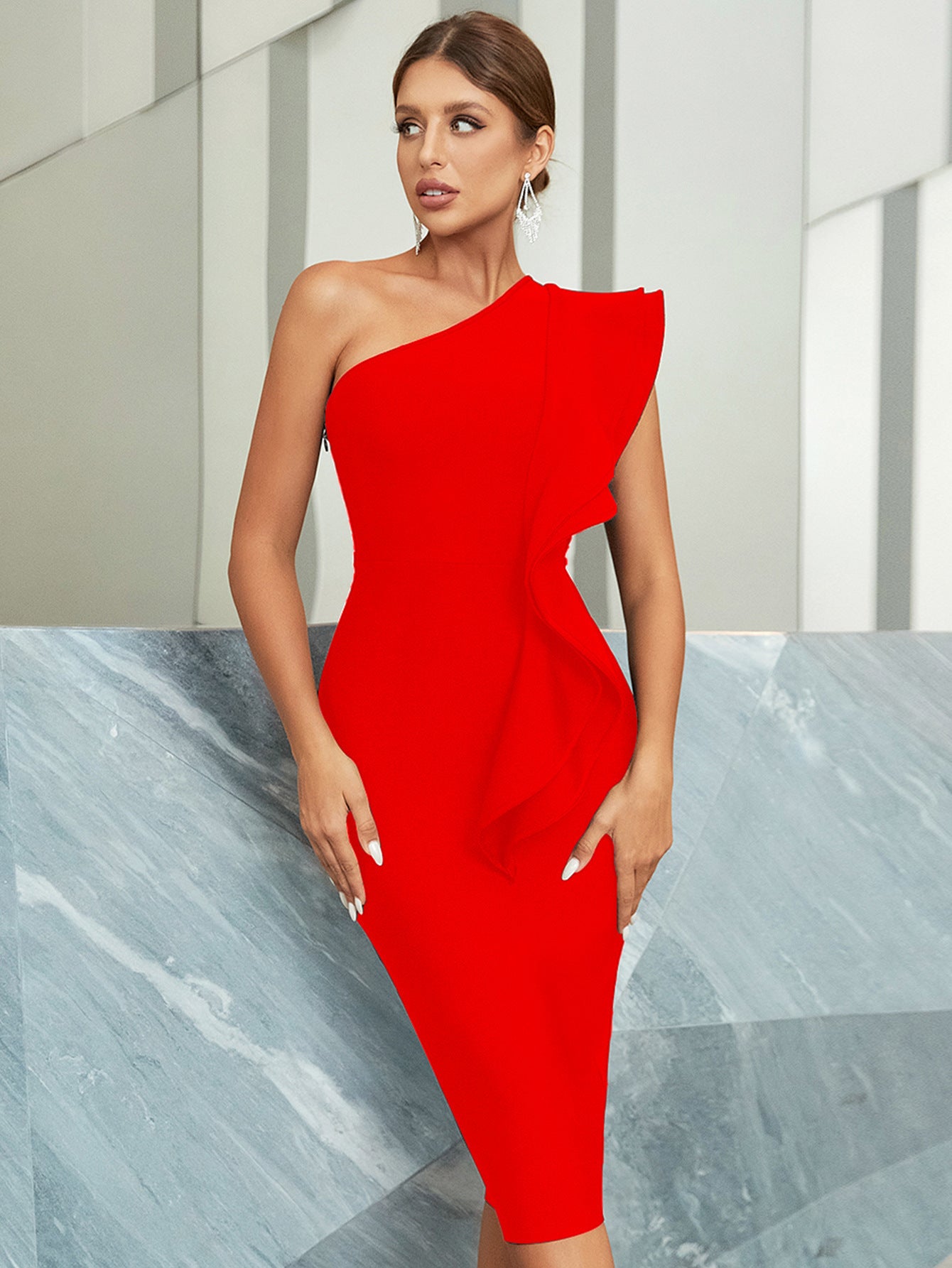 Robe bandage mi-longue en tricot à manches volantées et coupe ajustée