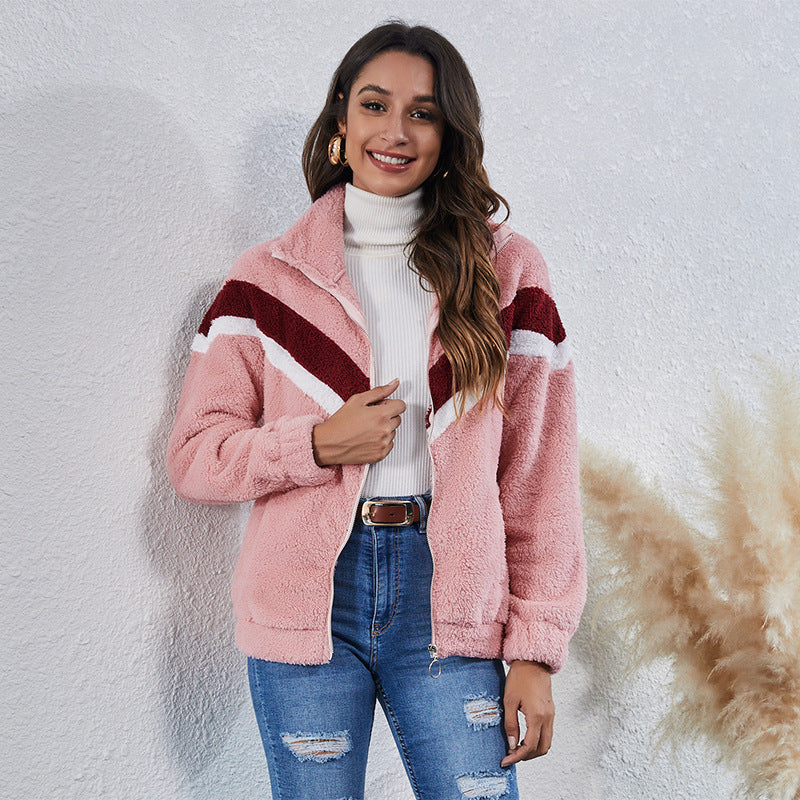 Veste en peluche à col haut, coutures, poches rayées et fermeture éclair