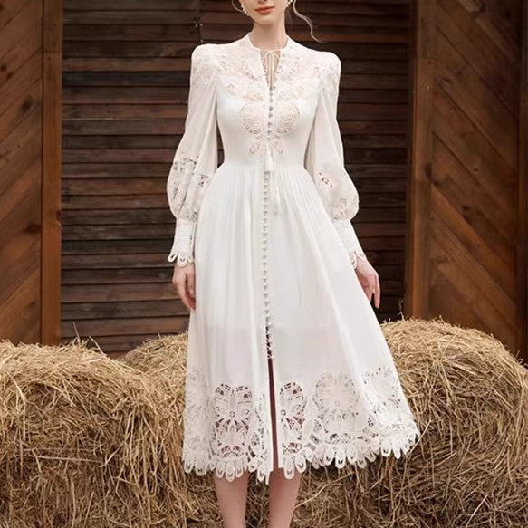 Robe à simple boutonnage en dentelle blanche brodée de fleurs, lanterne ajourée, manches longues, lacets