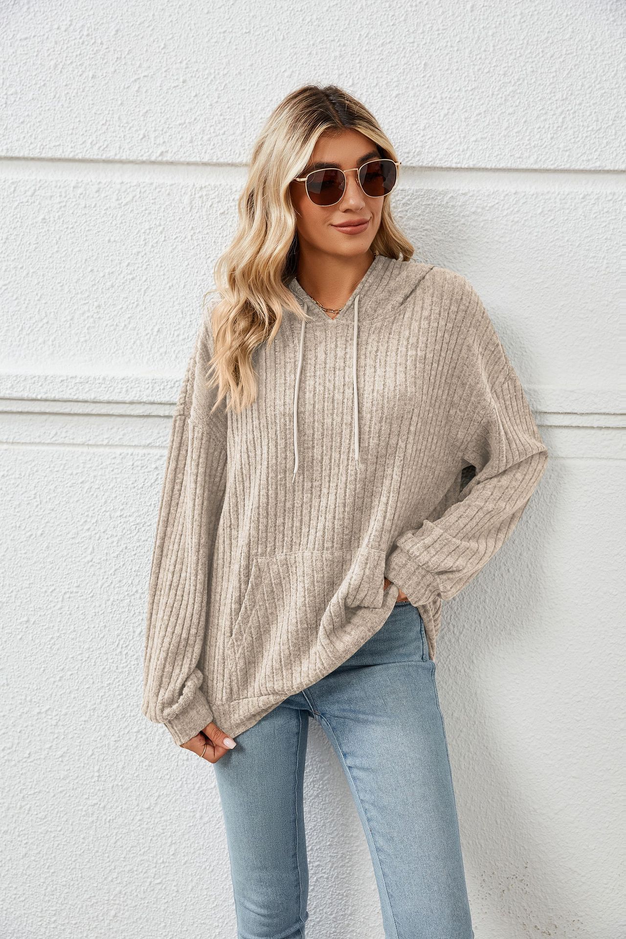 Pull tricoté à capuche et à rayures avec poche kangourou