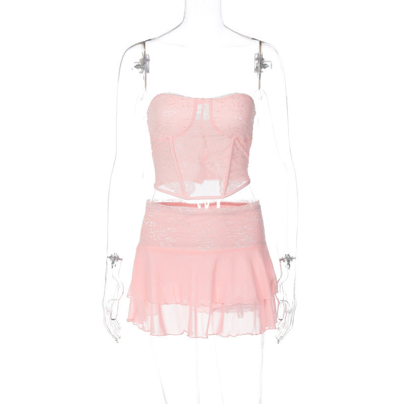 Tenue sexy en dentelle avec jupe portefeuille transparente sur la poitrine