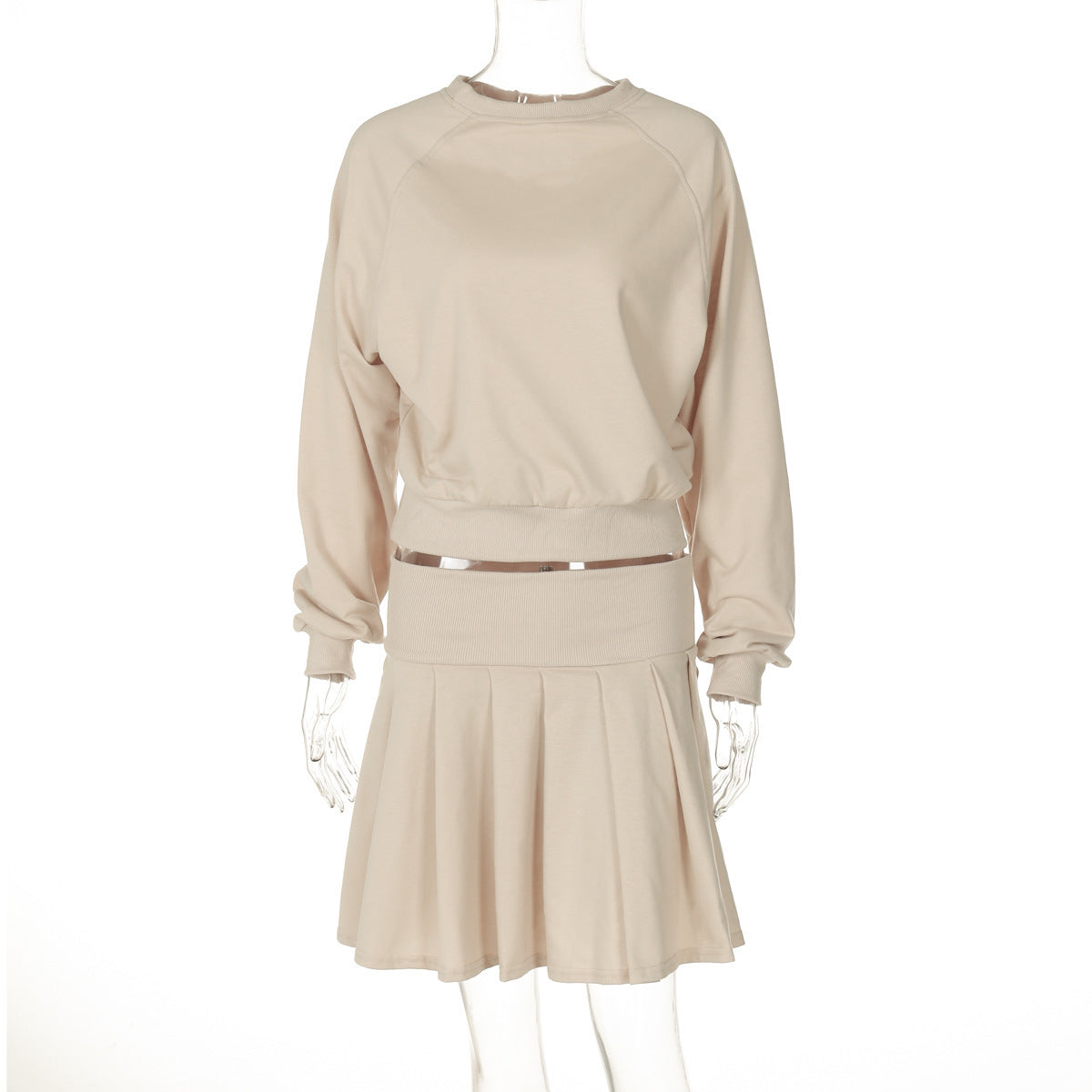 Ensemble deux pièces avec pull à manches longues et jupe plissée