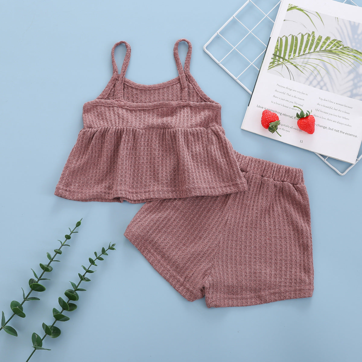 Ensemble deux pièces haut à bretelles sans manches et short de couleur unie