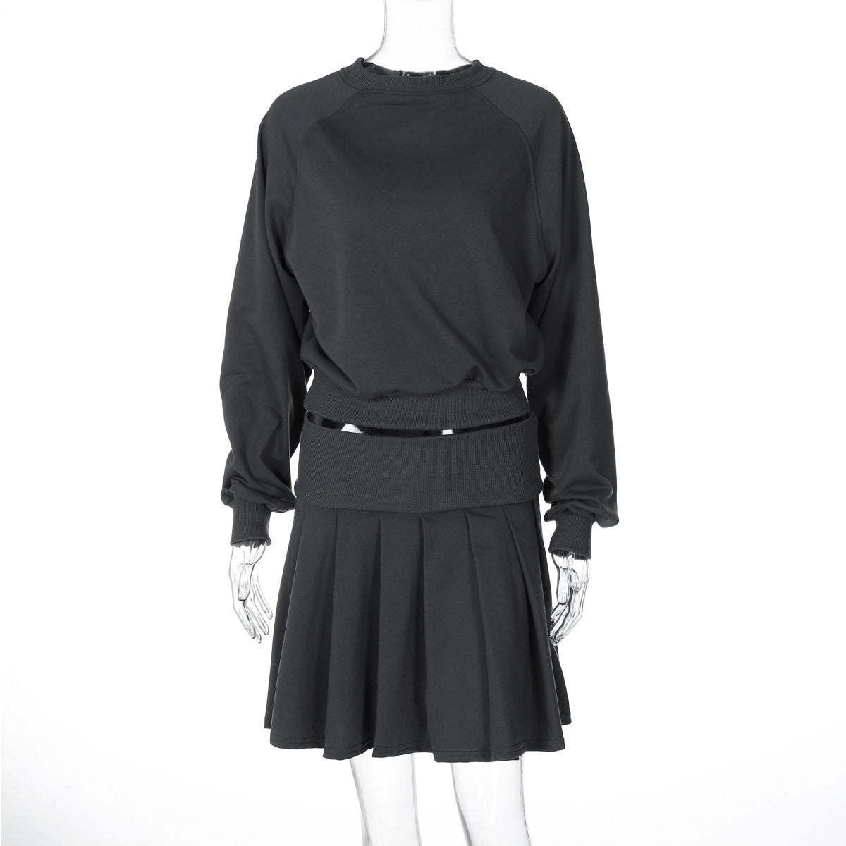 Ensemble deux pièces avec pull à manches longues et jupe plissée