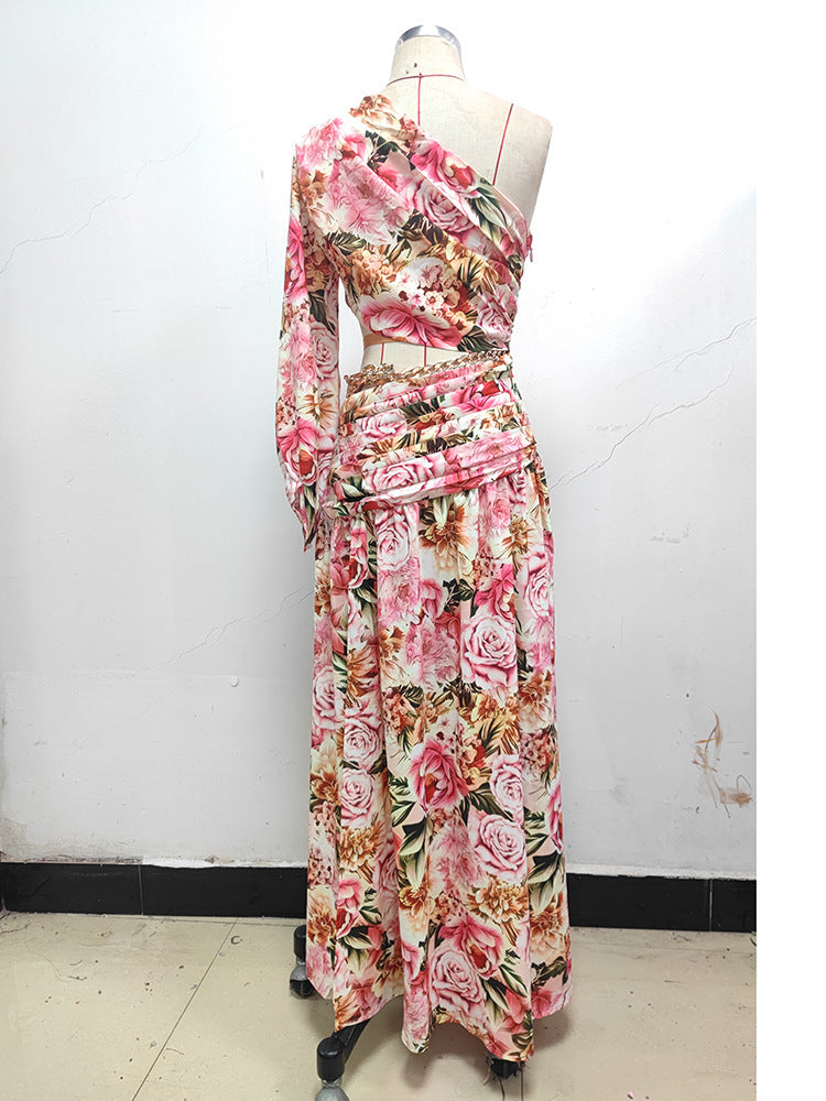 Robe moulante à manches longues et épaules dénudées, coupe ajustée, motif floral, fendue et ajourée