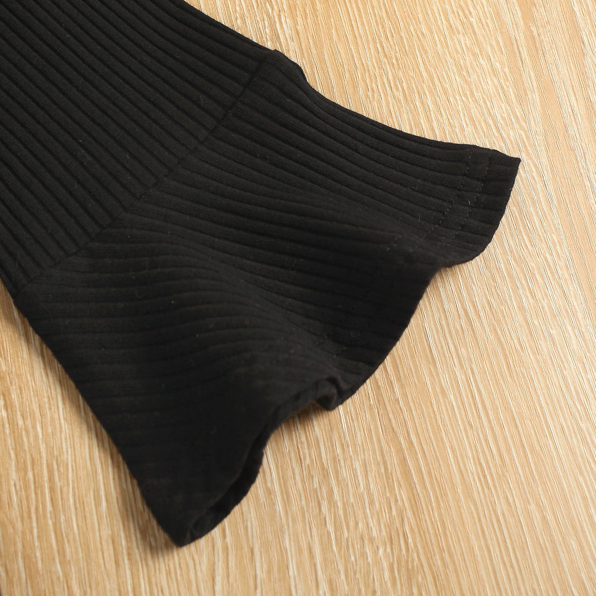 Ensemble deux pièces haut en tricot à manches évasées et jupe à carreaux irrégulière