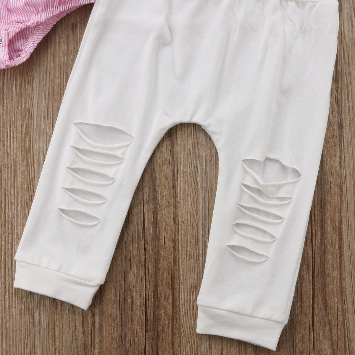 Costume deux pièces à rayures, manches évasées, pantalon déchiré